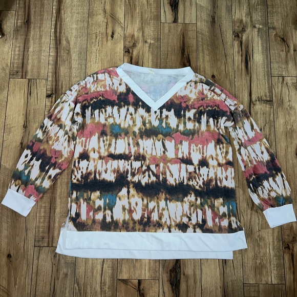 patterned top - Picture 1 of 3